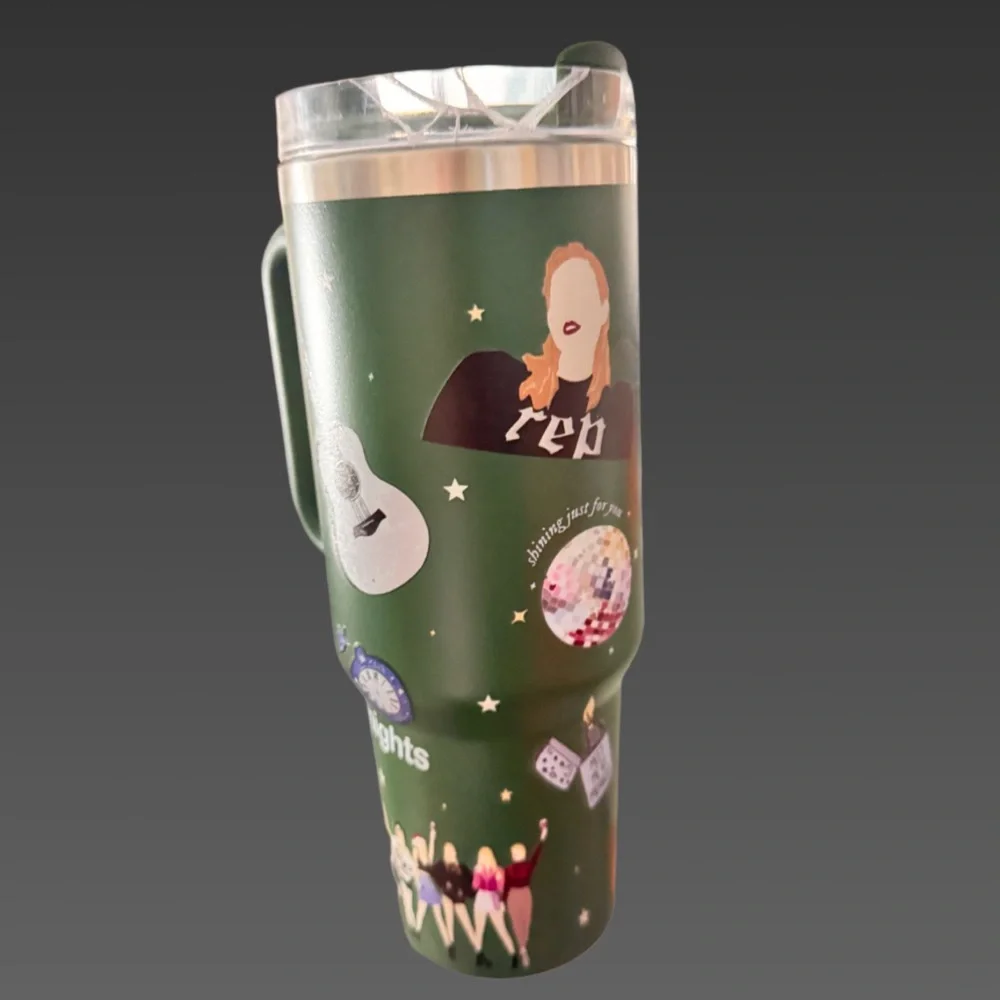NWT “Swiftmas” 40oz Tumbler‎